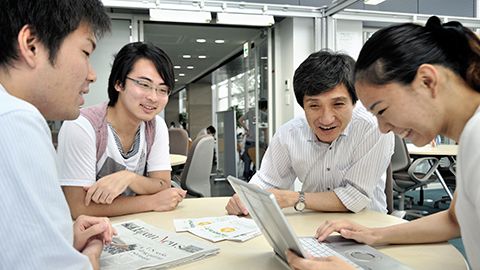 研究室の学生たちと議論